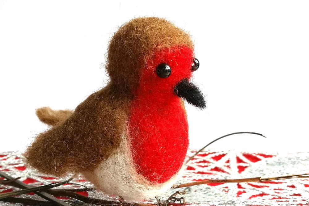 How to make a needle felted robin - needle felt project from Craftaholique