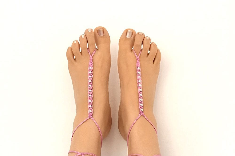 Macrame barefoot sandals tutorial from Craftaholique