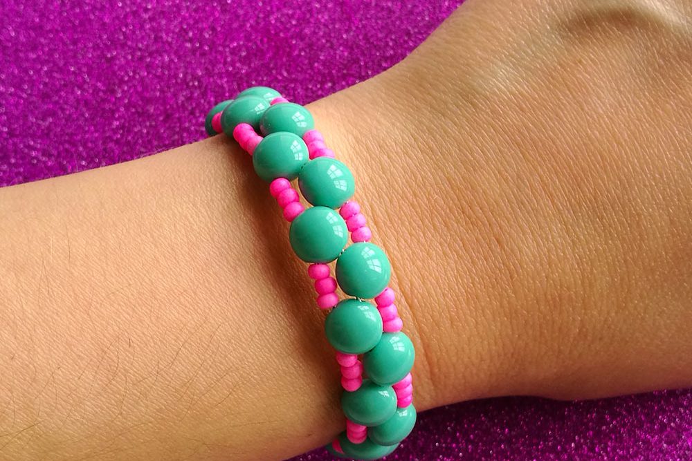Candy bead and memory wire bracelet tutorial by Craftaholique