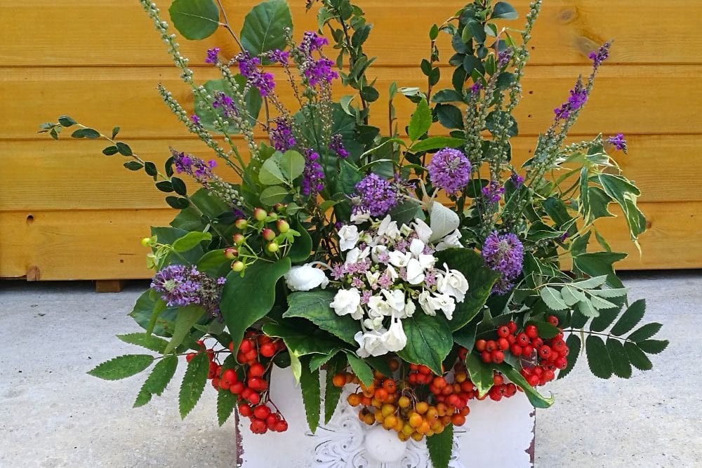 How to make a flower arrangement using wild flowers