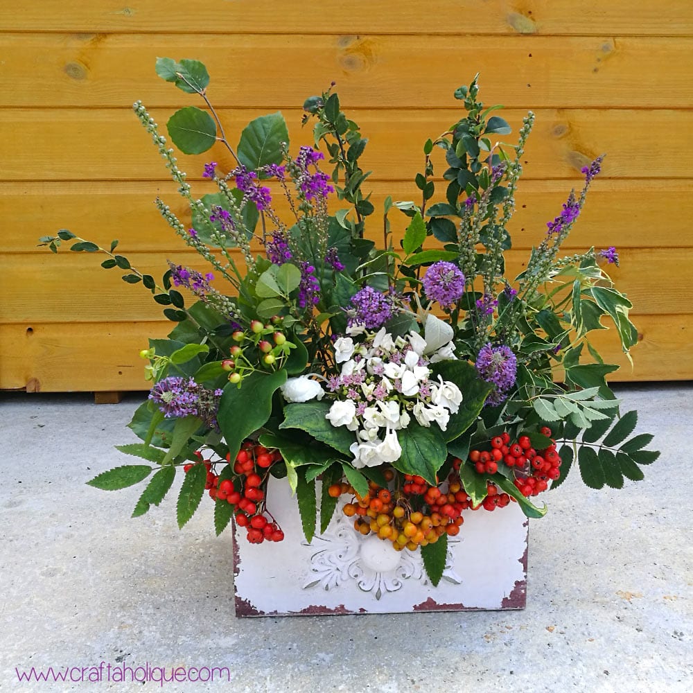 How to make a flower arrangement using wild flowers