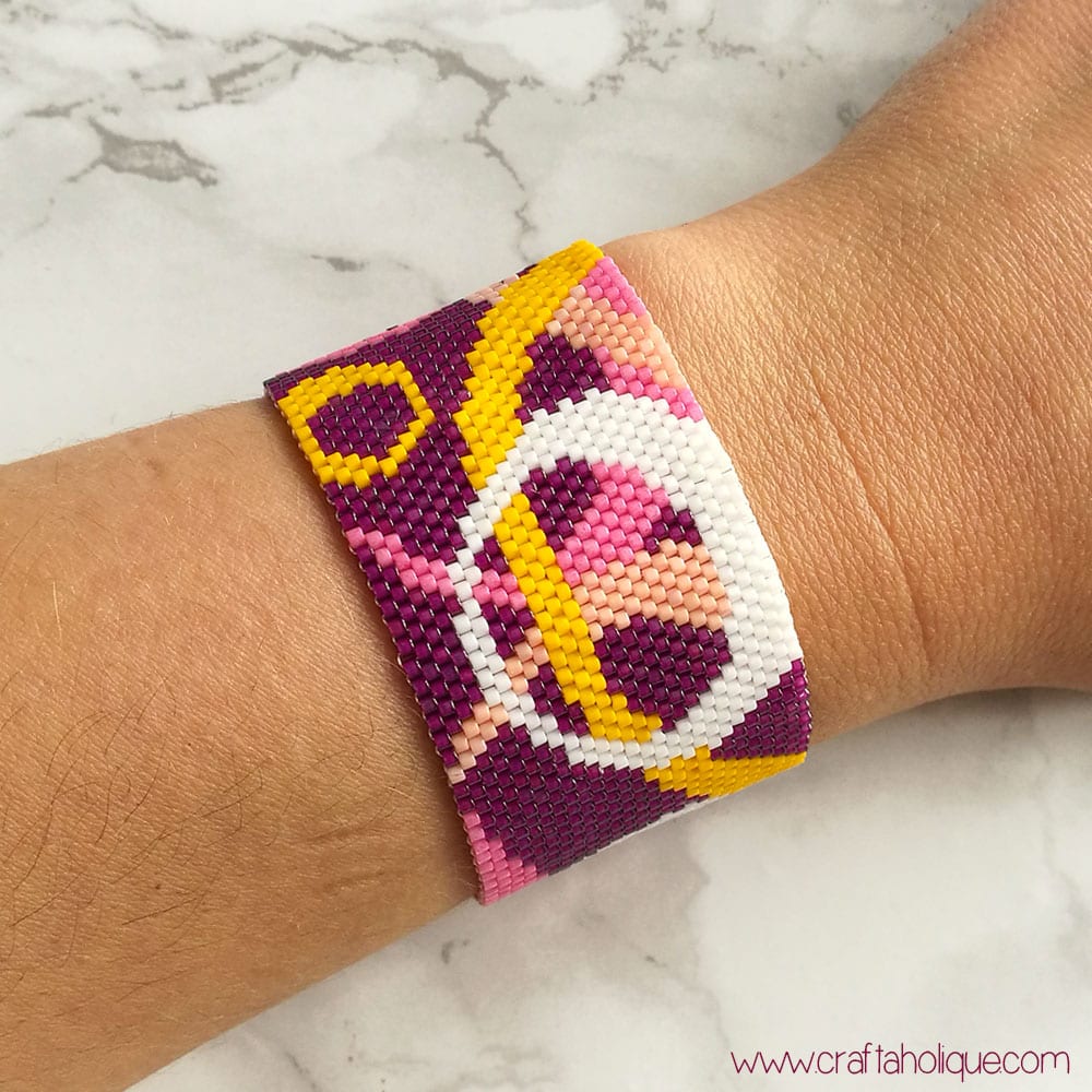 Circle design peyote stitch bracelet pattern by Craftaholique