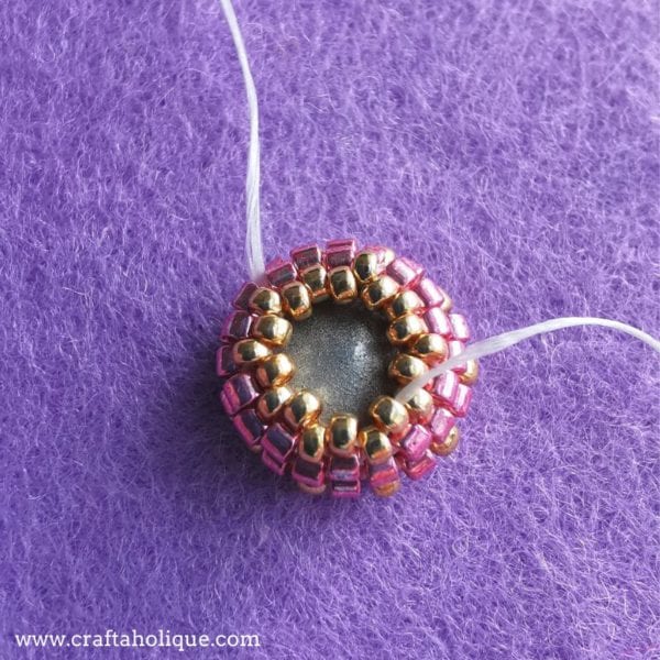 How to bezel set a rivoli with seed beads - Craftaholique